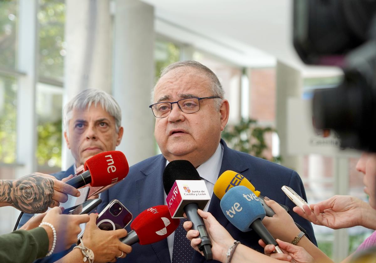 El consejero de Sanidad, durante su intervención ayer ante los medios