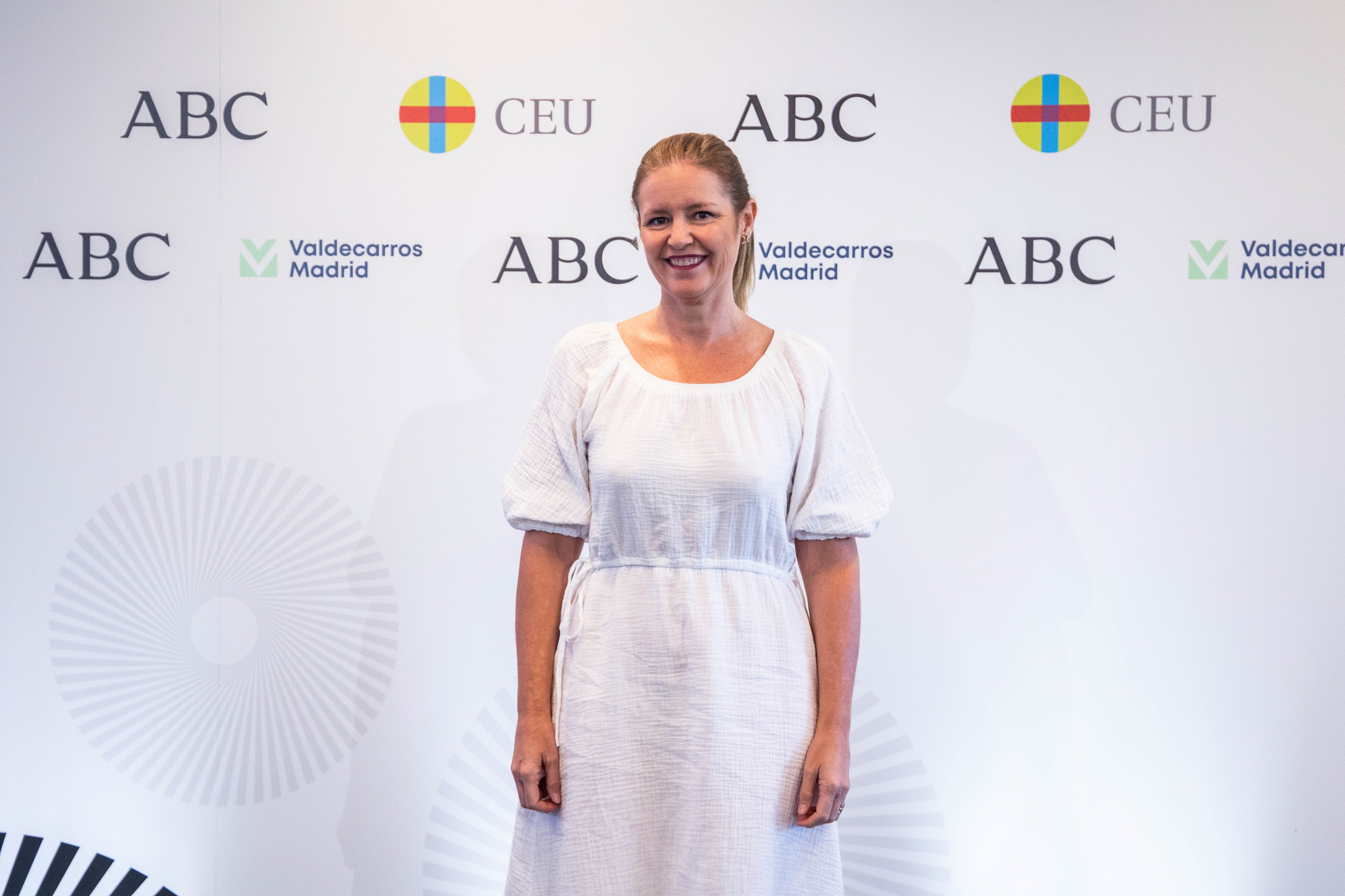 La consejera de Familia, Juventud y Asuntos Sociales de la Comunidad de Madrid, Ana Dávila-Ponce de León, posa antes del inicio del Foro ABC.