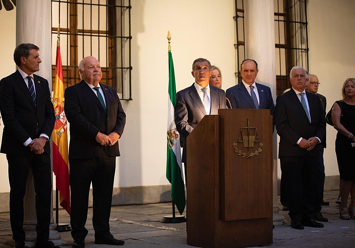 Lorenzo del Río, junto a autoridades, este lunes en Granada durante el acto de apertura