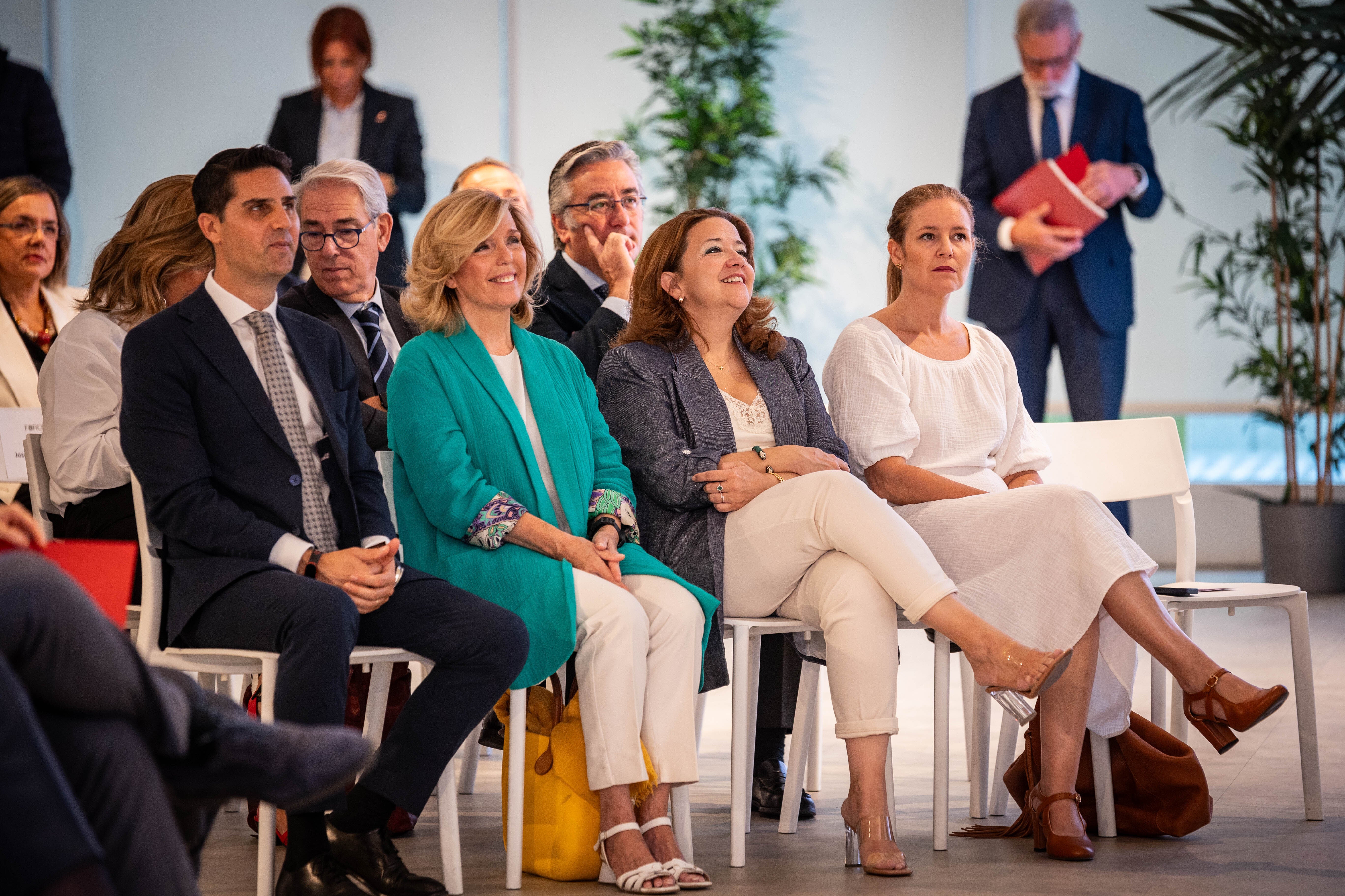 De izquierda a derecha, el consejero de Educación, Ciencia y Universidades de la Comunidad de Madrid, Emilio Viciana, la directora corporativa de Presidencia de la Fundación Universitaria San Pablo CEU, Regina Plañiol de Lacalle, la consejera de Sanidad de la Comunidad de Madrid, Fátima Matute, y la consejera de Familia, Juventud y Asuntos Sociales, Ana Dávila-Ponce de León.