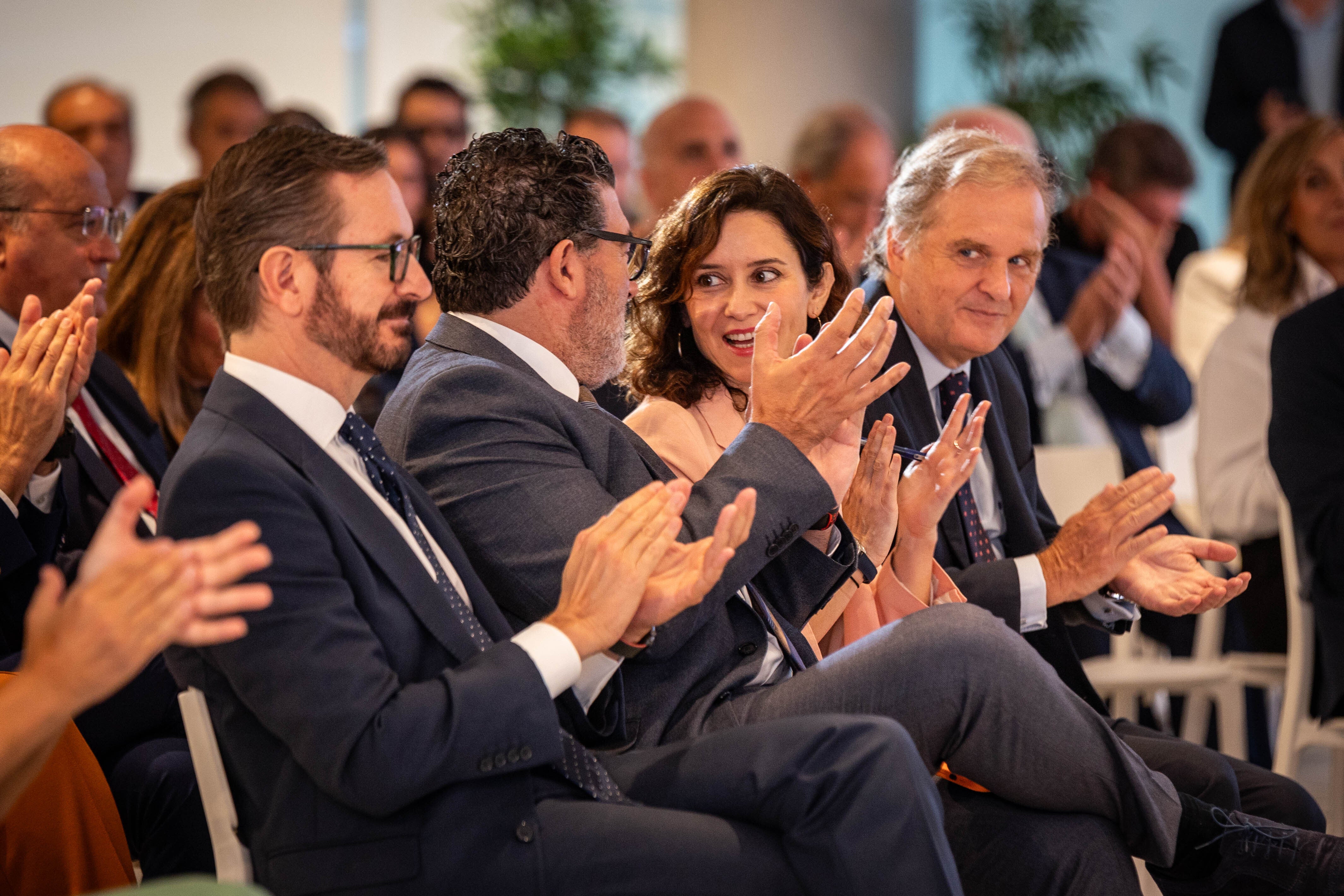 La presidenta de la Comunidad de Madrid, Isabel Díaz Ayuso, en el Foro ABC junto al vicepresidente primero del Senado, Javier Maroto, el director de ABC, Julián Quirós y el presidente de Vocento, Ignacio Ybarra.