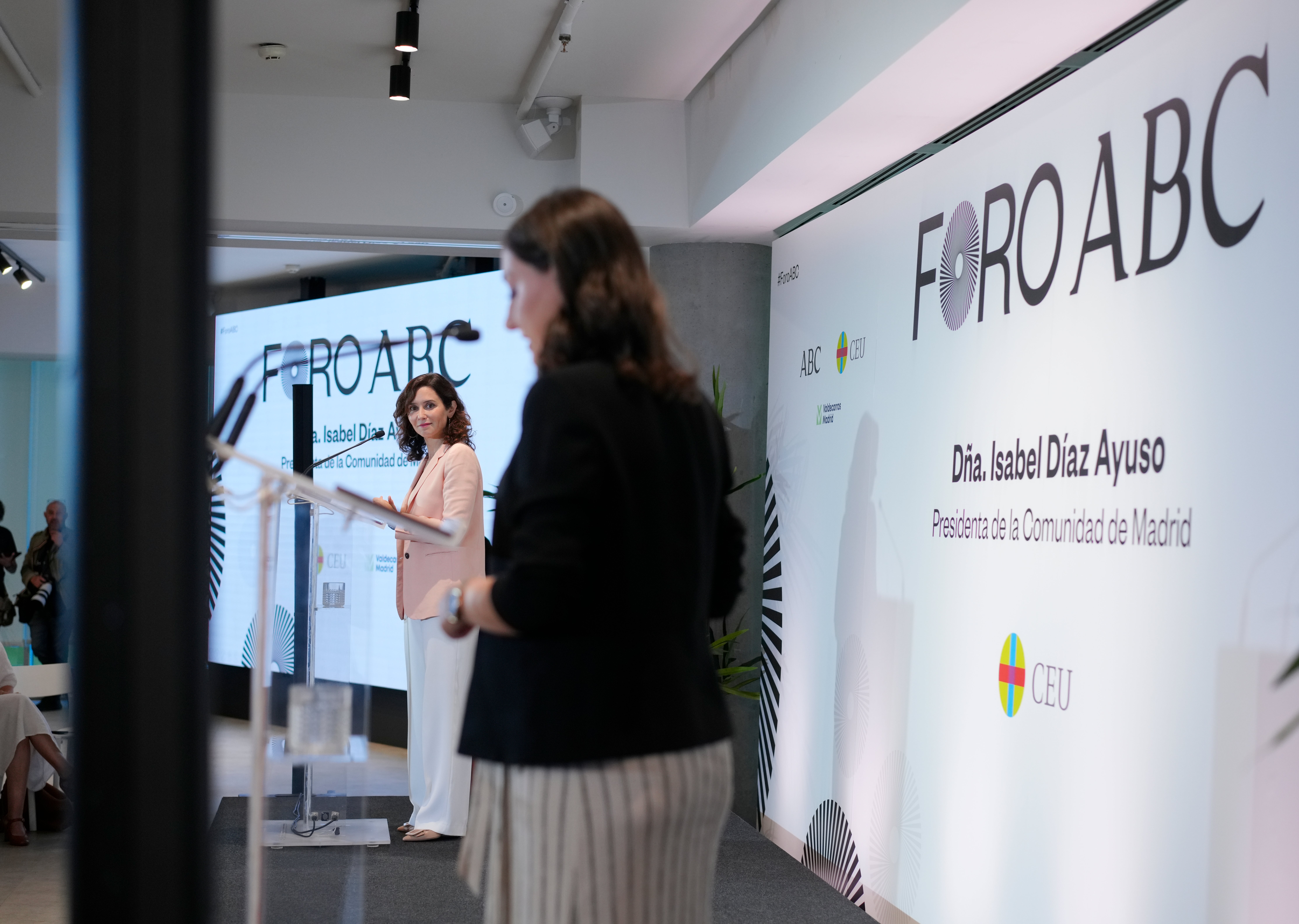 La presidenta de la Comunidad de Madrid, Isabel Díaz Ayuso, entrevistada por la redactora jefa de ABC Madrid, Marta R. Domingo.
