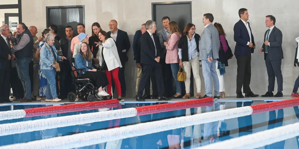 Marta Fernández inaugura una piscina con su nombre en Villadiego (Burgos), un «gran paso» para «el deporte para todos»