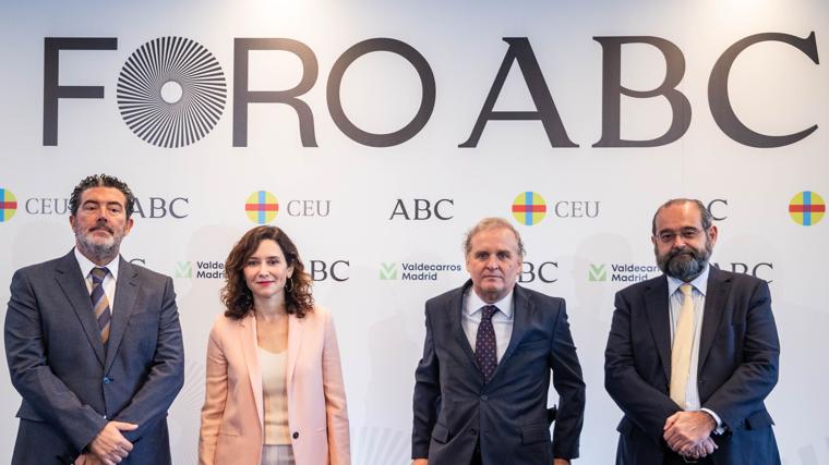 De izquierda a derecha, el director de ABC, Julián Quirós, la presidenta de la Comunidad de Madrid, Isabel Díaz Ayuso, el presidente de Vocento, Ignacio Ybarra, y el presidente de la Fundación Universitaria San Pablo CEU, Alfonso Bullón de Mendoza, a su llegada al foro ABC.