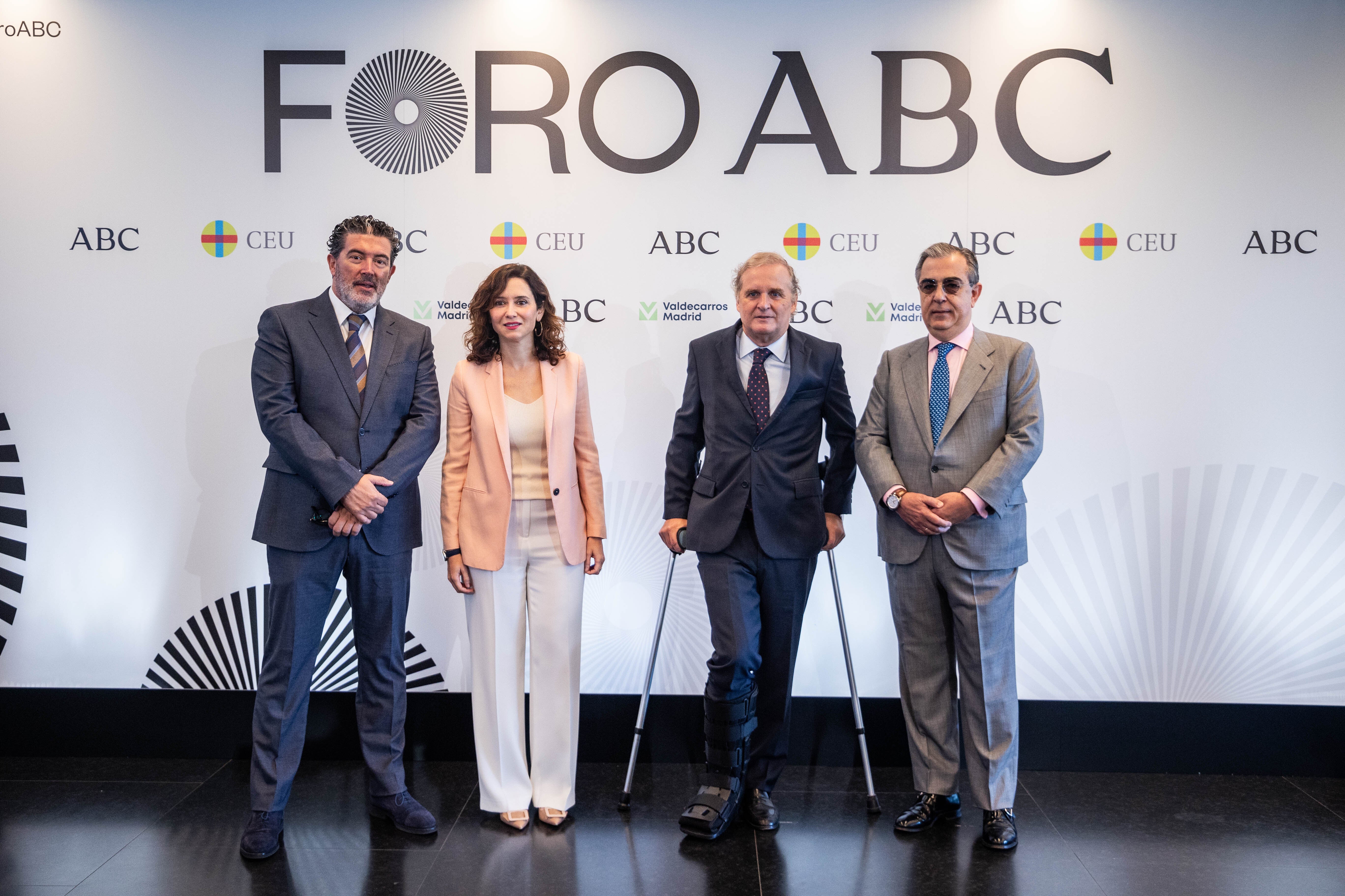 De izquierda a derecha, el director de ABC, Julián Quirós, la presidenta de la Comunidad de Madrid, Isabel Díaz Ayuso, el presidente de Vocento, Ignacio Ybarra, y el presidente de Valdecarros, Luis Roca de Togores, a su llegada al Foro ABC.