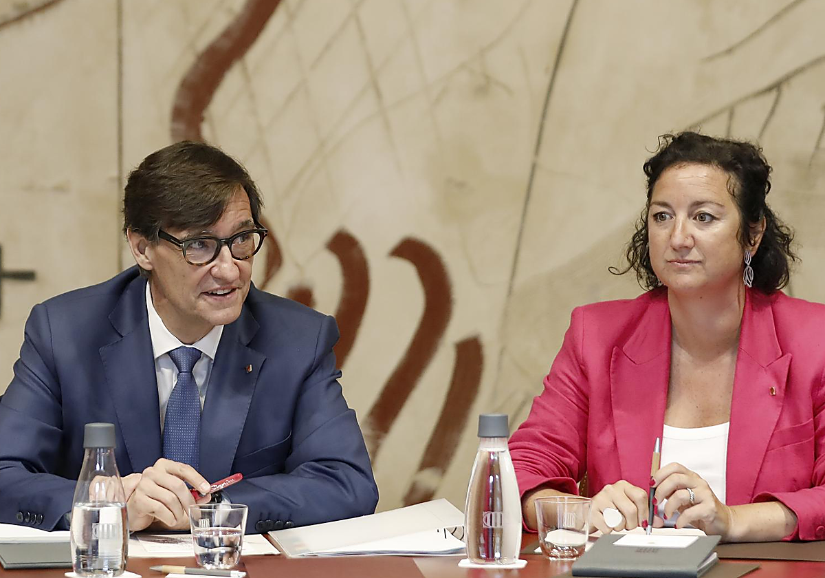 Salvador Illa y Alícia Romero, en una imagen de la primera reunión del Govern socialista, a mediados de agosto