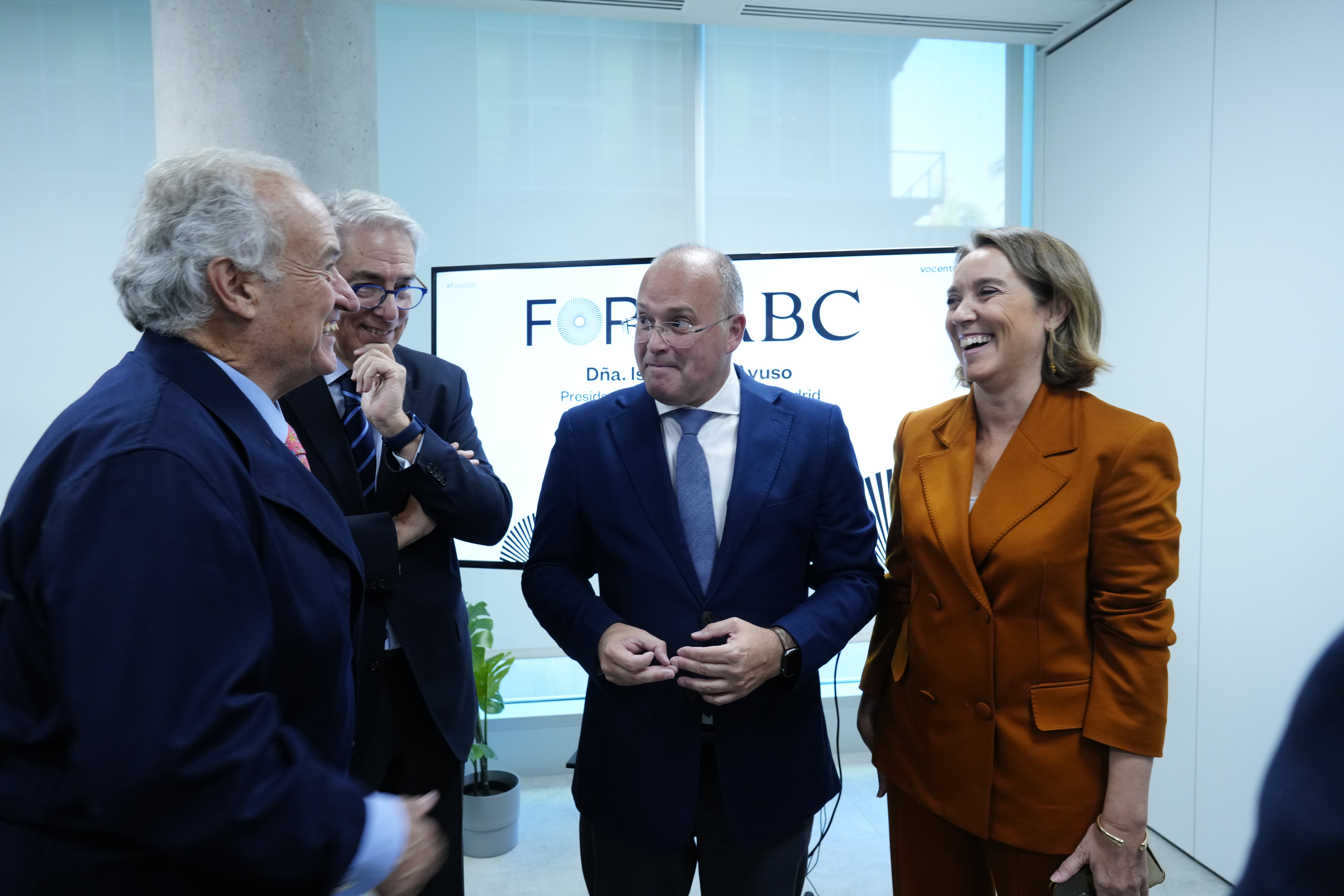 De izquierda a derecha, el consejero de Vocento Álvaro de Ybarra, el vicepresidente de proyectos estratégicos de ATREVIA, Antonio Fernández-Galiano, el portavoz del PP en el Congreso, Miguel Tellado, y la secretaria general del PP, Cuca Gamarra.