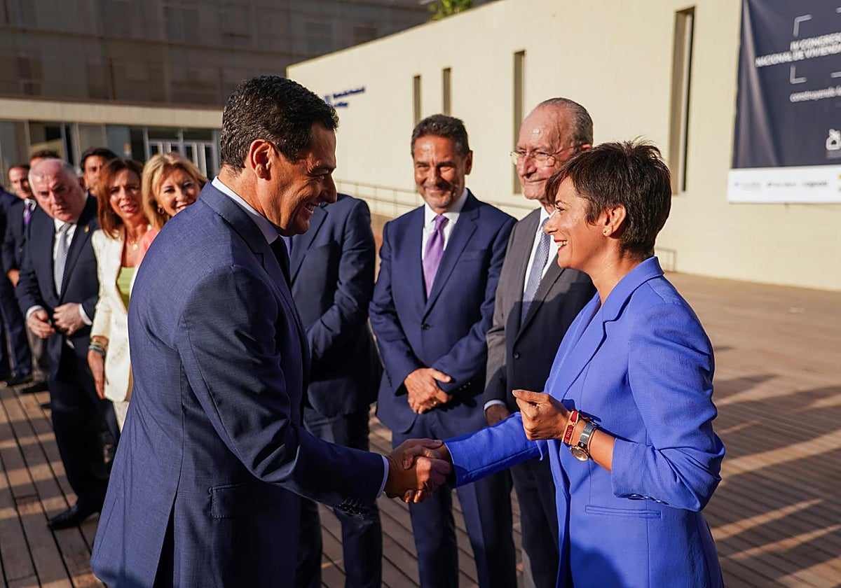 Saludo del presidente de la Junta de Andalucía y la ministra de Vivienda en Málaga