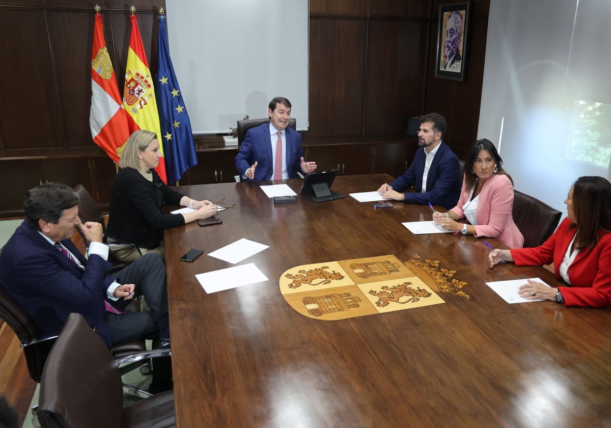 El presidente de la Junta, Alfonso Fernández Mañueco, junto a la vicepresidenta, Isabel Blanco, y el portavoz, Carlos Fernández Carriedo, recibe a grupo Socialista, encabezado por Luis Tudanca, junto a Ana Sánchez y Rosa Rubio