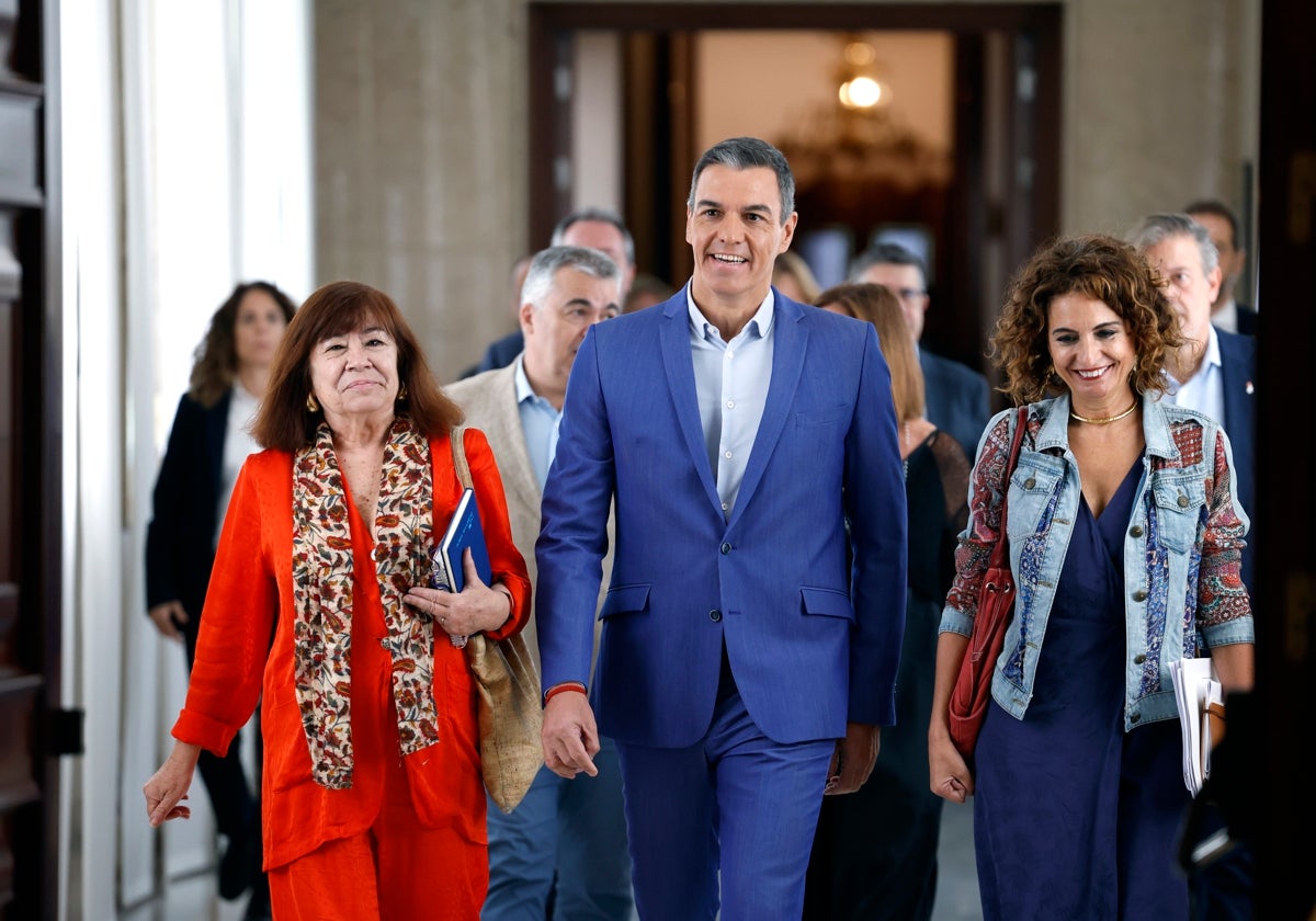 Sánchez, flanqueado por la vicepresidenta Montero y la presidenta del PSOE, Cristina Narbona, a su llegada este lunes a la reunión del Grupo Socialista