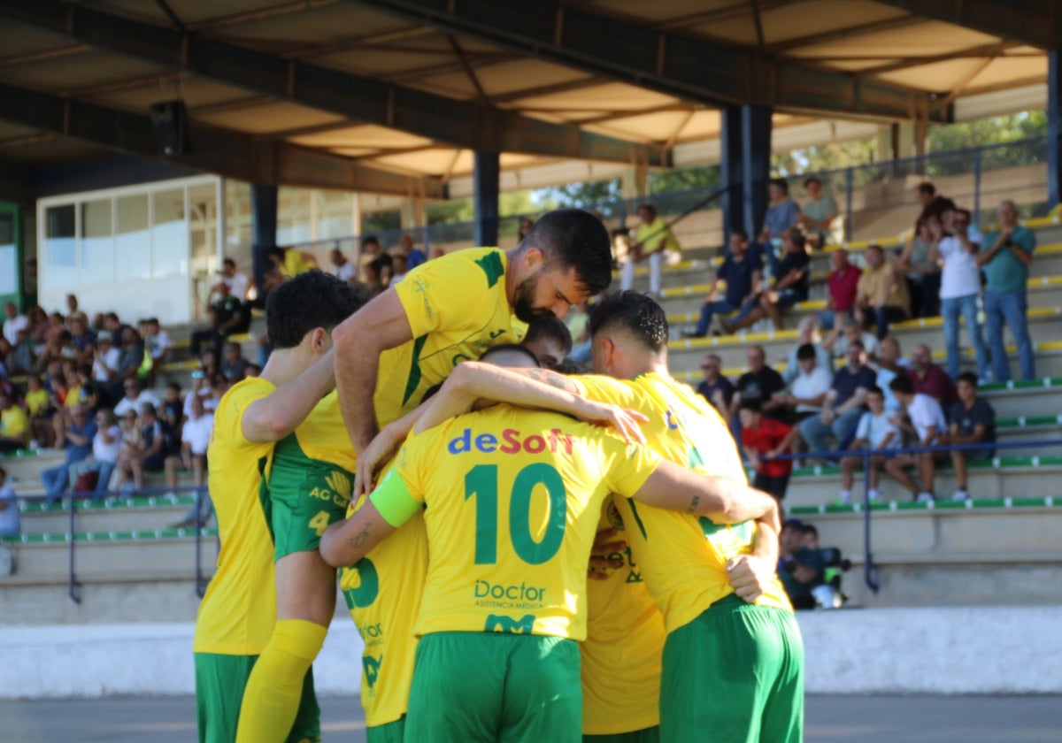 Los jugadores del Tomelloso, una piña