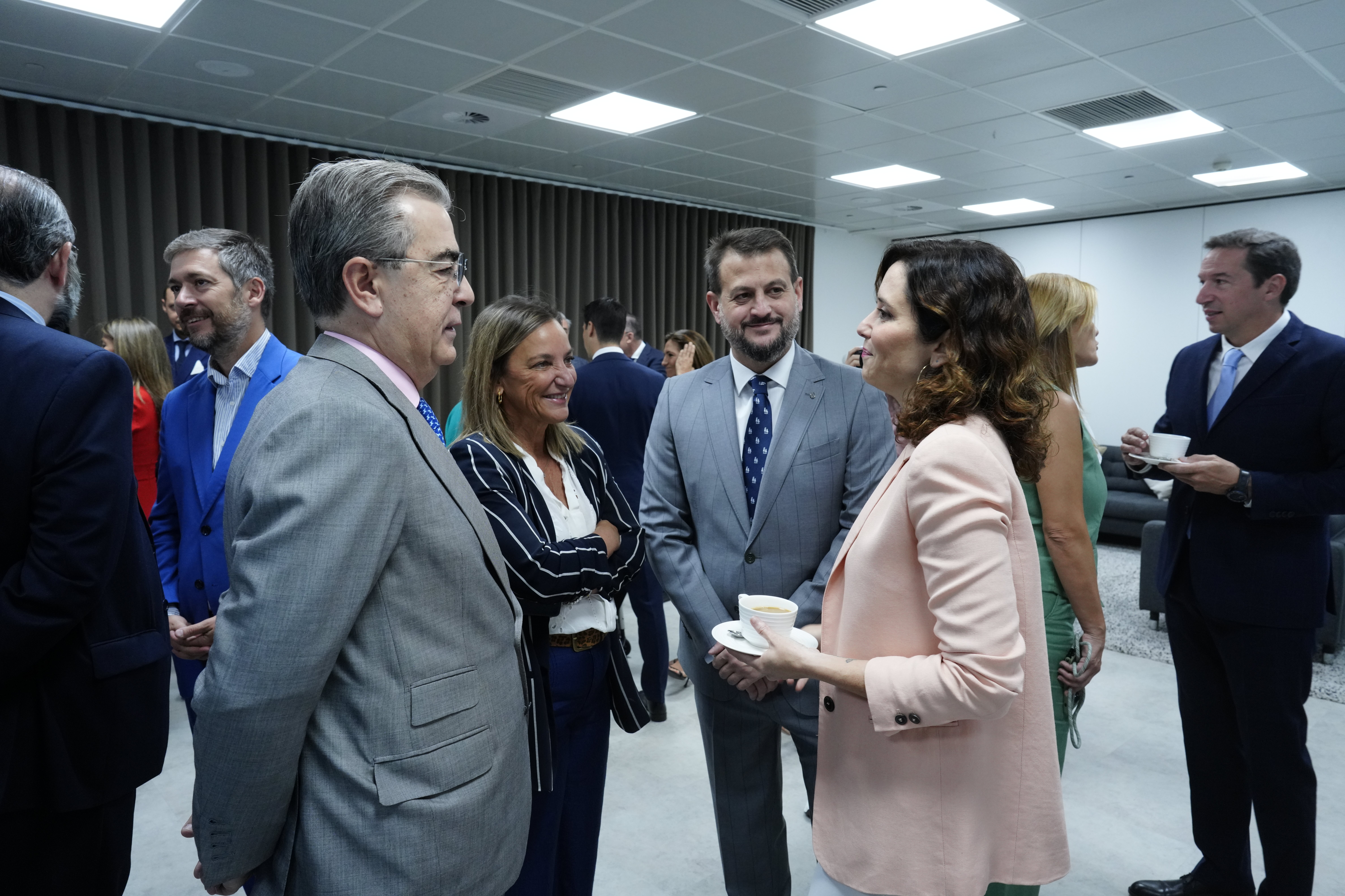 La presidenta de la Comunidad de Madrid, Isabel Díaz Ayuso, conversa con el presidente de Valdecarros, Luis Roca de Togores (i), la directora de comunicación de Valdecarros, Fátima Iglesias, y el adjunto al director del diario ABC y corresponsal político, Juan Fernández-Miranda.