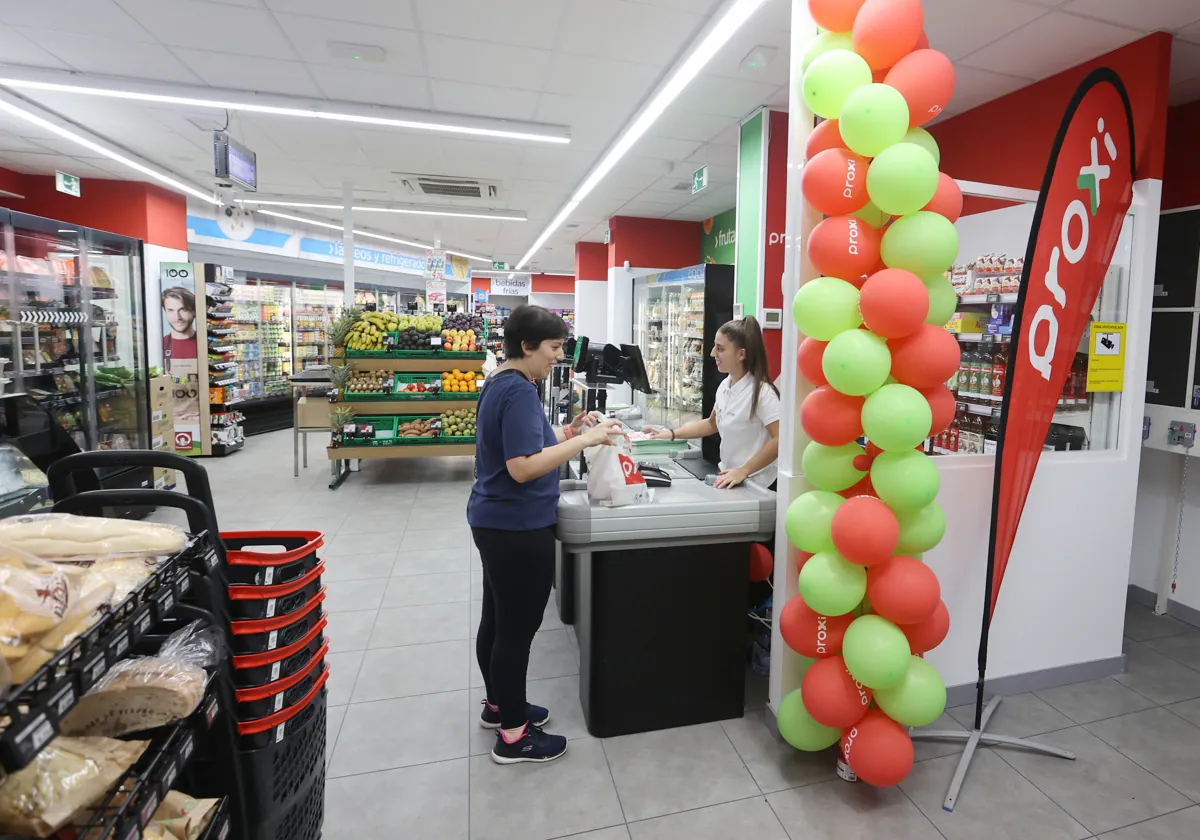 Interior de la nueva tienda Proxi junto a la plaza de la Corredera