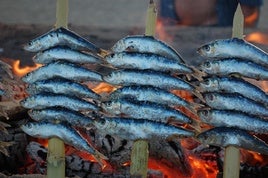 Espetos de sardinas y música en directo gratis en este pueblo de Málaga