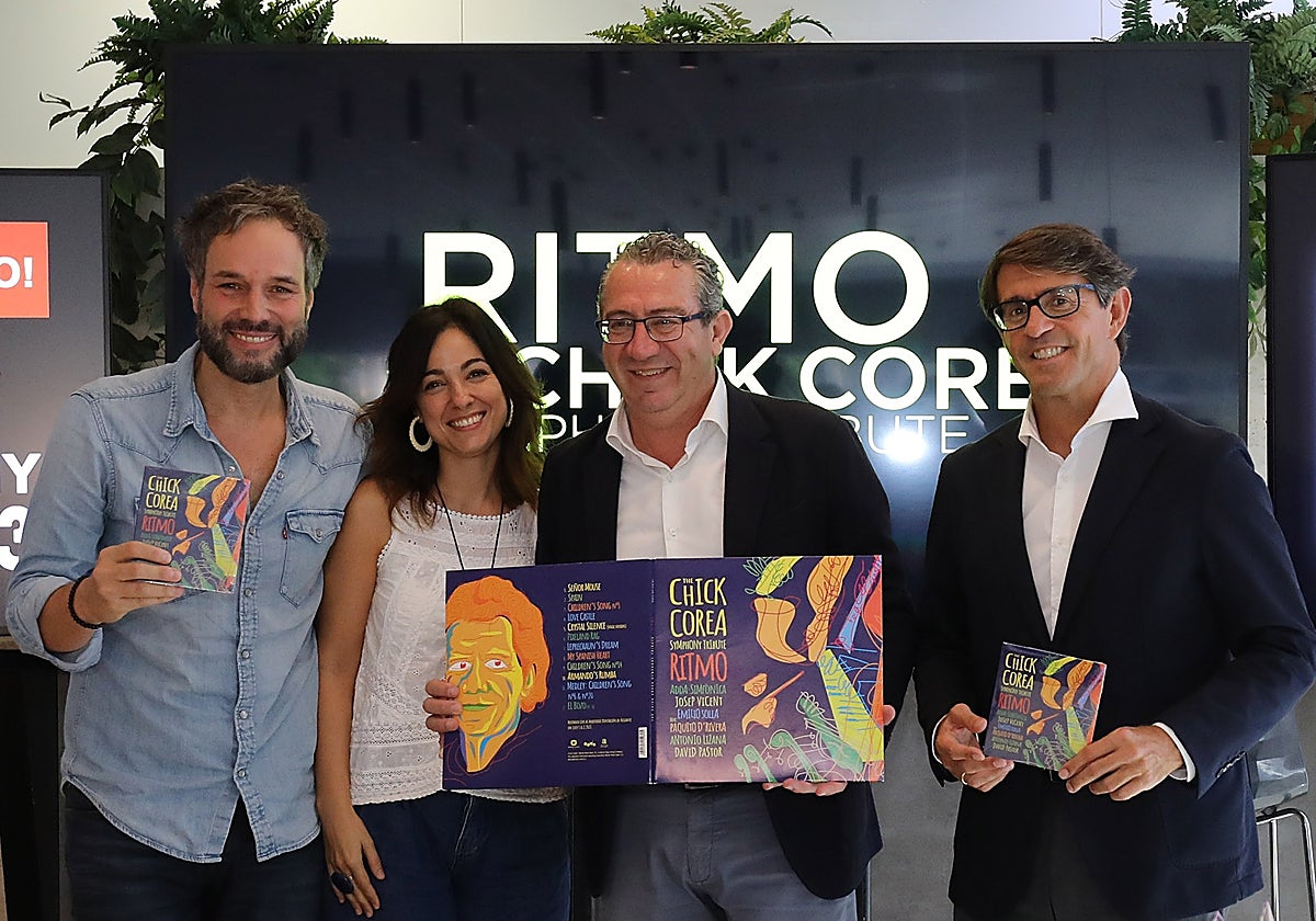 Josep Vicent (izquierda), junto al presidente de la Diputación de Alicante, Toni Pérez (centro), en el anuncio de la nominación de los Premios Grammy