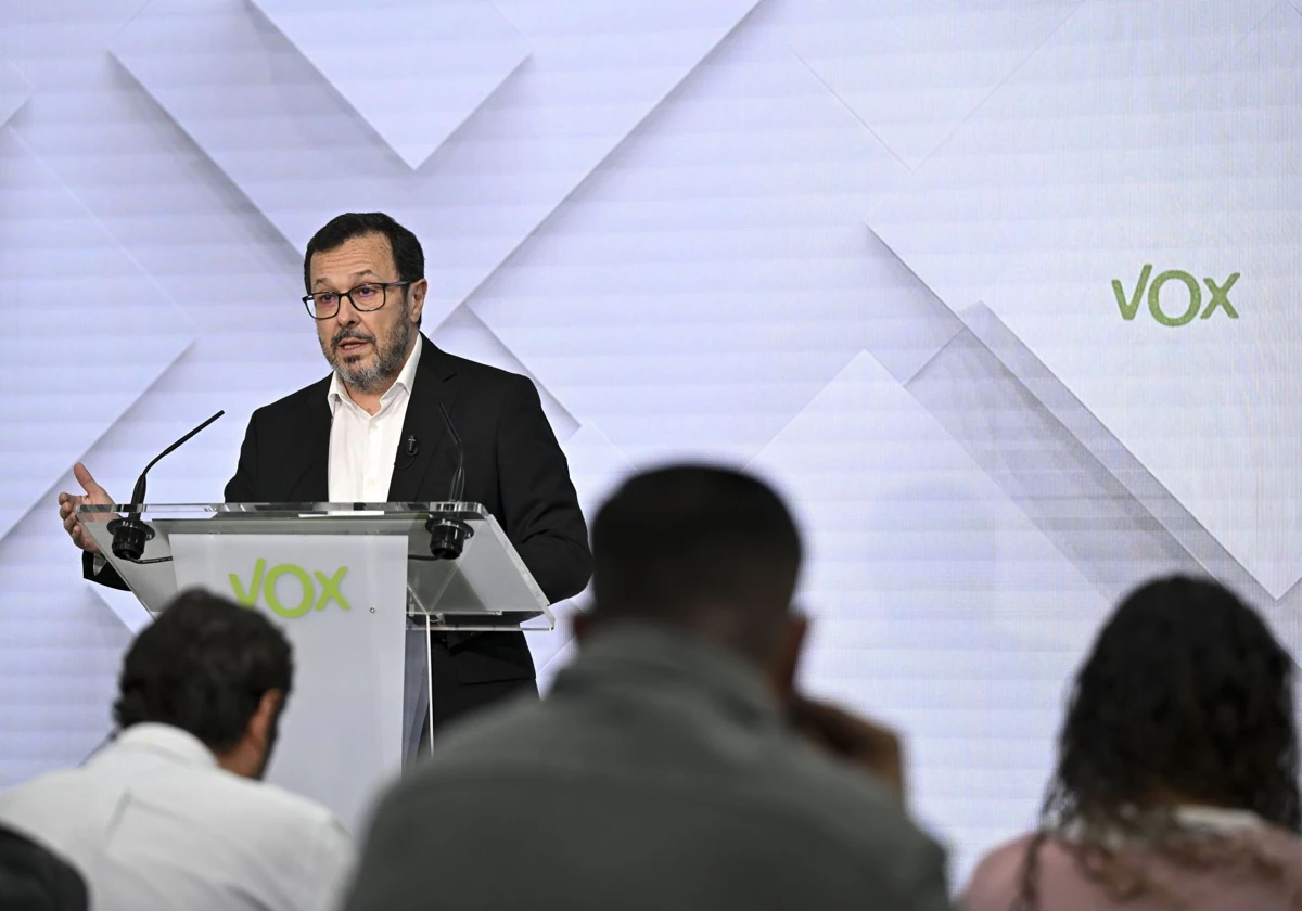 El portavoz nacional de Vox, José Antonio Fúster, en rueda de prensa