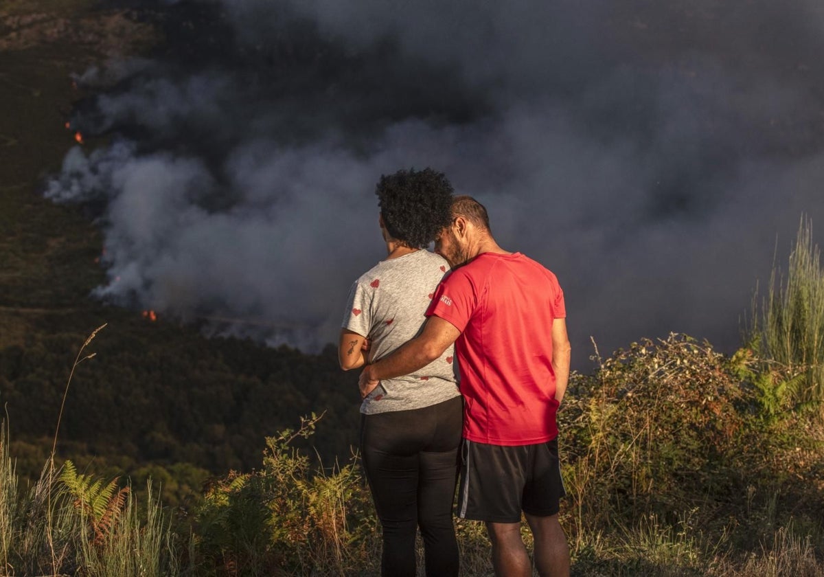 Incendio forestal que permanece activo en A Gudiña (Orense)