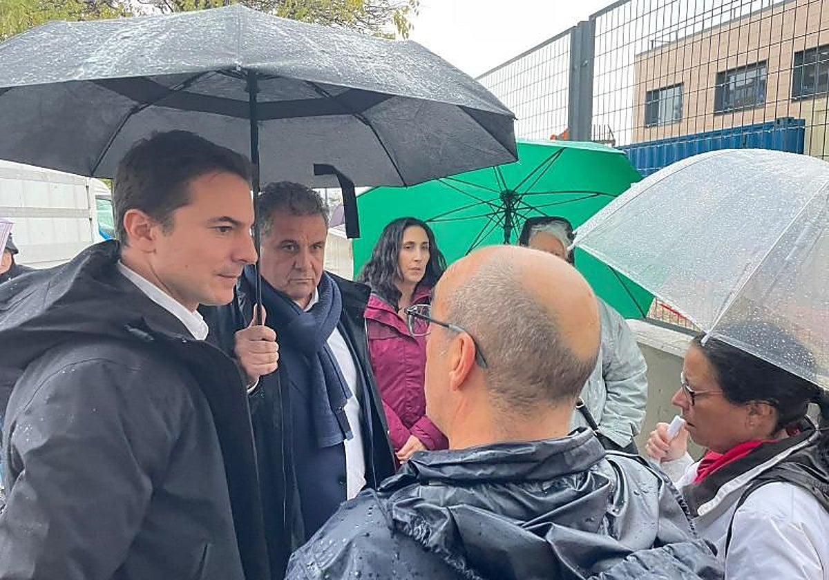 Juan Lobato, con el alcalde de Parla, el socialista Ramón Jurado