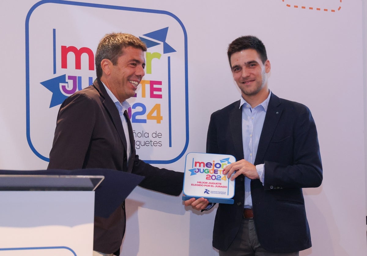 El presidente de la Generalitat Valenciana, Carlos Mazón, entrega el Premio al Mejor Juguete de 2024