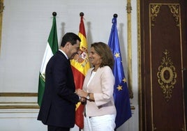 Juanma Moreno marca su propia línea en el PP y felicita a Teresa Ribera por su nombramiento en la Comisión Europea