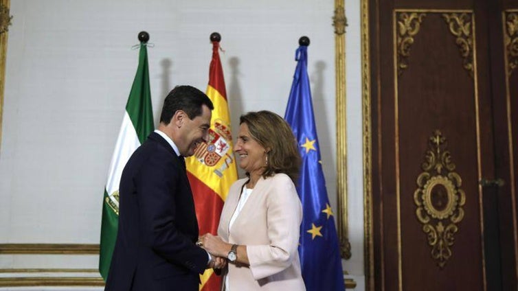 Juanma Moreno marca su propia línea en el PP y felicita a Teresa Ribera por su nombramiento en la Comisión Europea