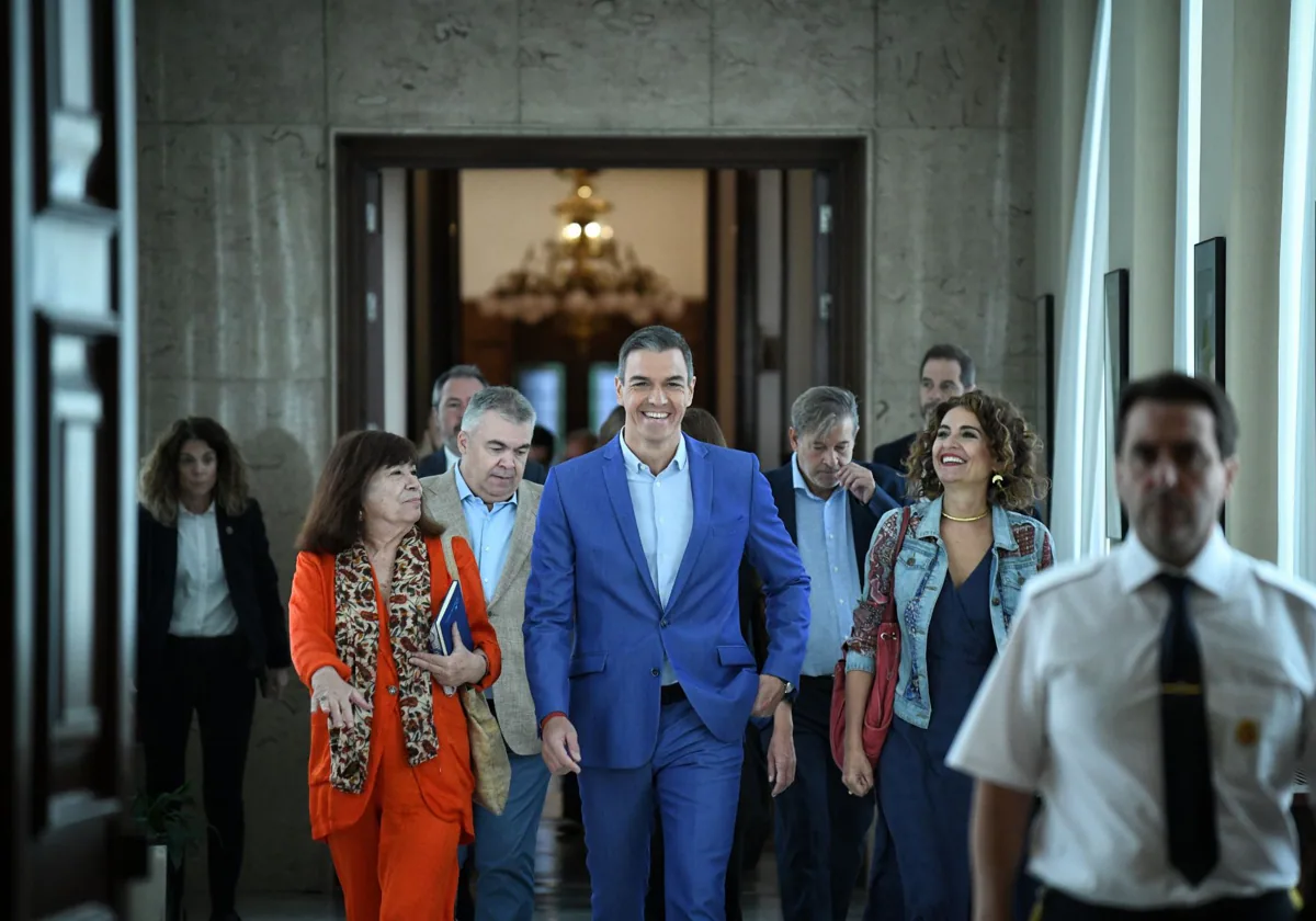 Pedro Sánchez el lunes en el Congreso acompañado de parlamentarios socialistas