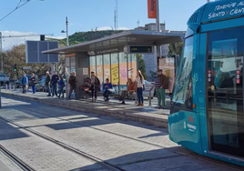 Detenidas tres personas por acuchillar a un joven en el cuello y en la cara en el tranvía de Tenerife