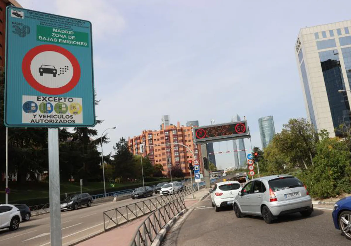 Un cartel que indica el inicio de una Zona de Bajas Emisiones