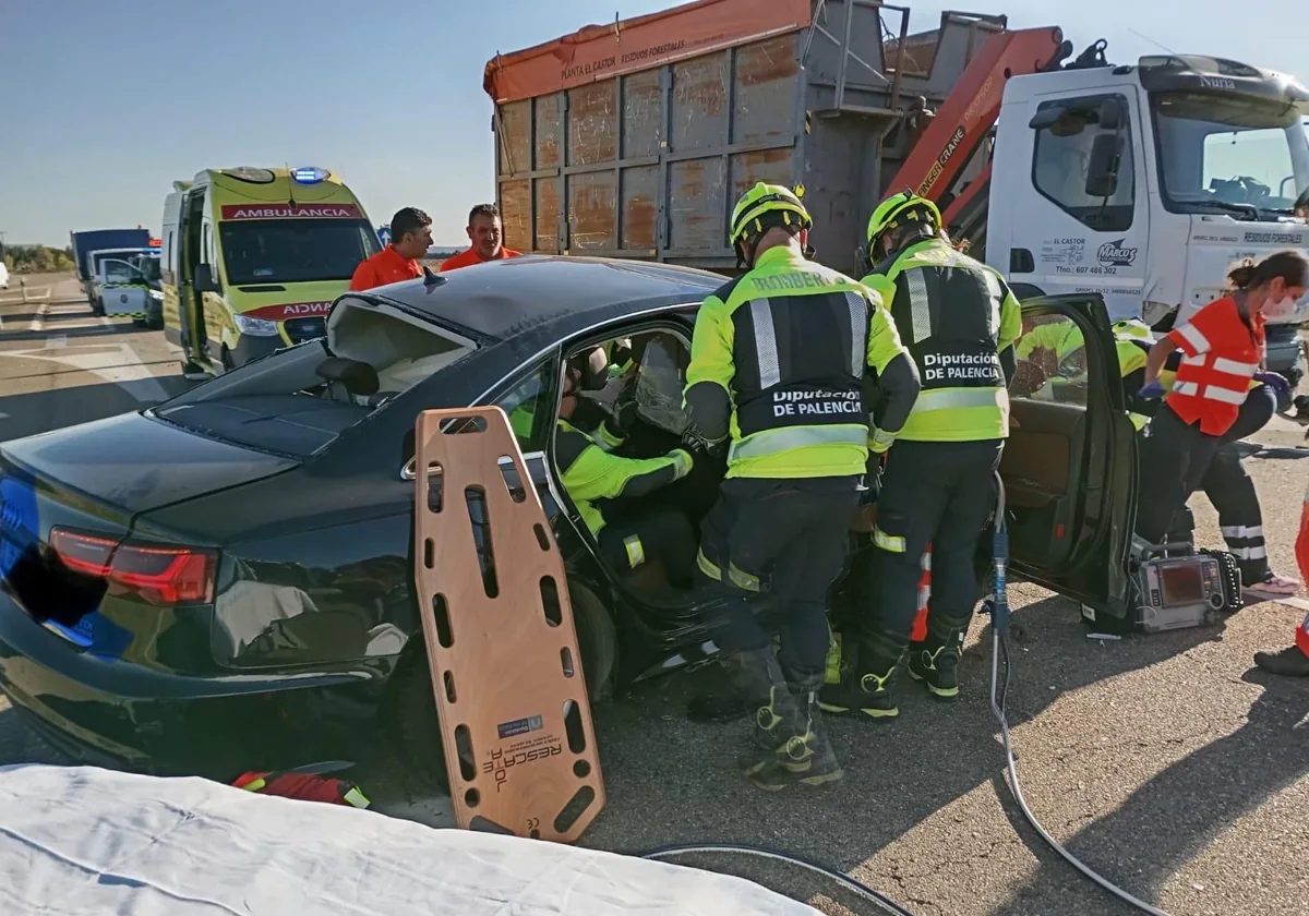 Intervención de los servicios de emergencias en una foto difundida por la Subdelegación del Gobierno