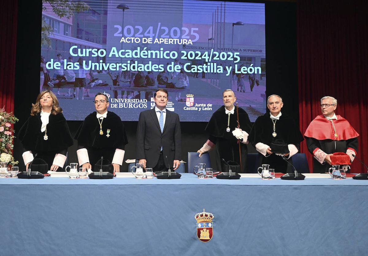 Fernández Mañueco junto a los rectores de las cuatro universidades públicas, durante la inauguración del curso