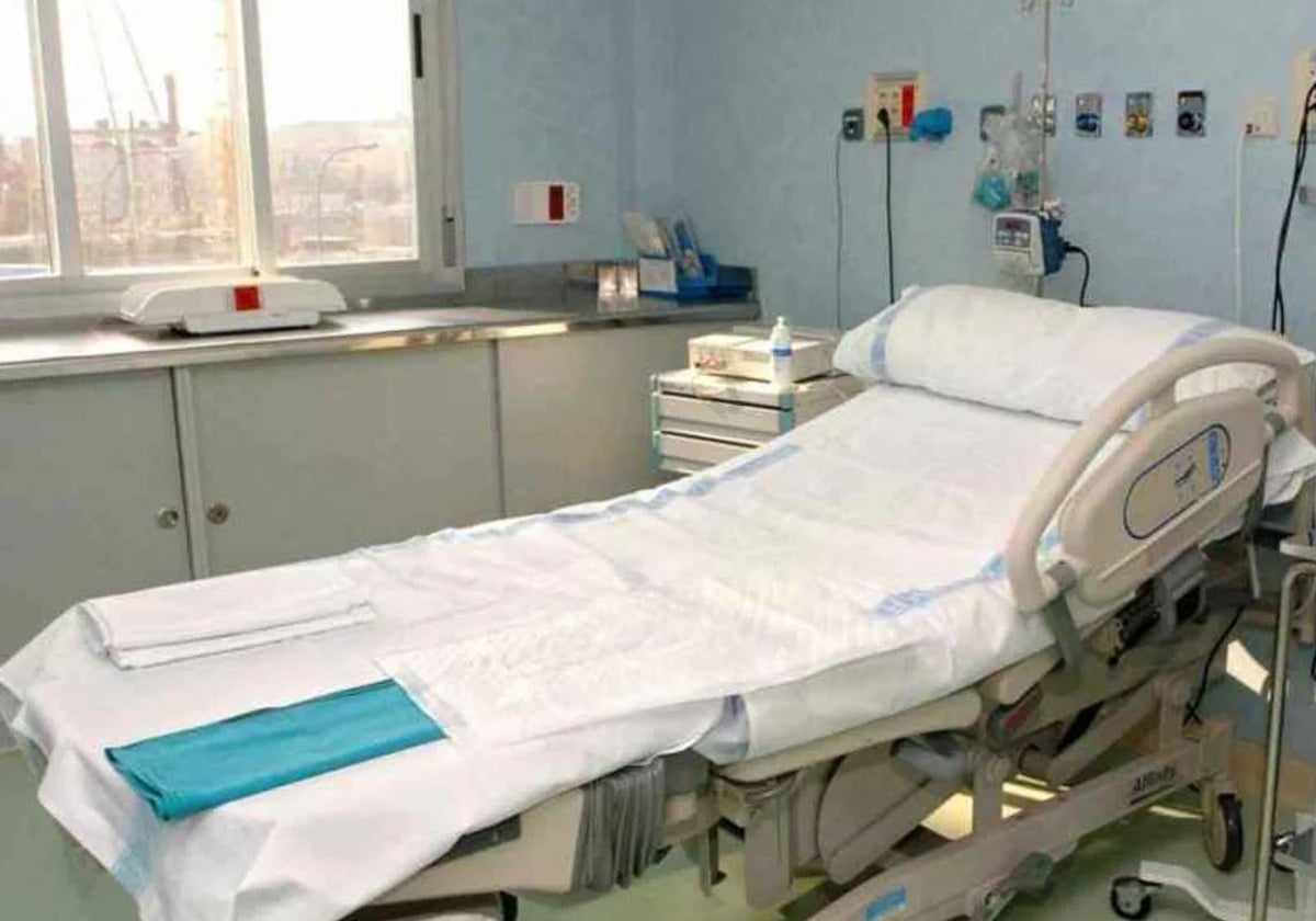 Una cama vacía de hospital