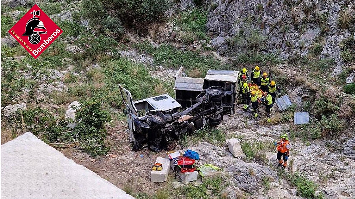 El camión en el fondo del barranco, con los Bomberos en el rescate de sus dos ocupantes heridos