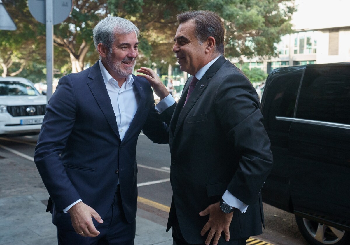 El presidente de Canarias, Fernando Clavijo y el vicepresidente de la Comisión Europea, Margaritis Schinas, antes de la reunión