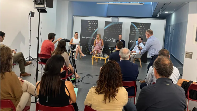 Un momento del debate en el encuentro celebrado en Petrer