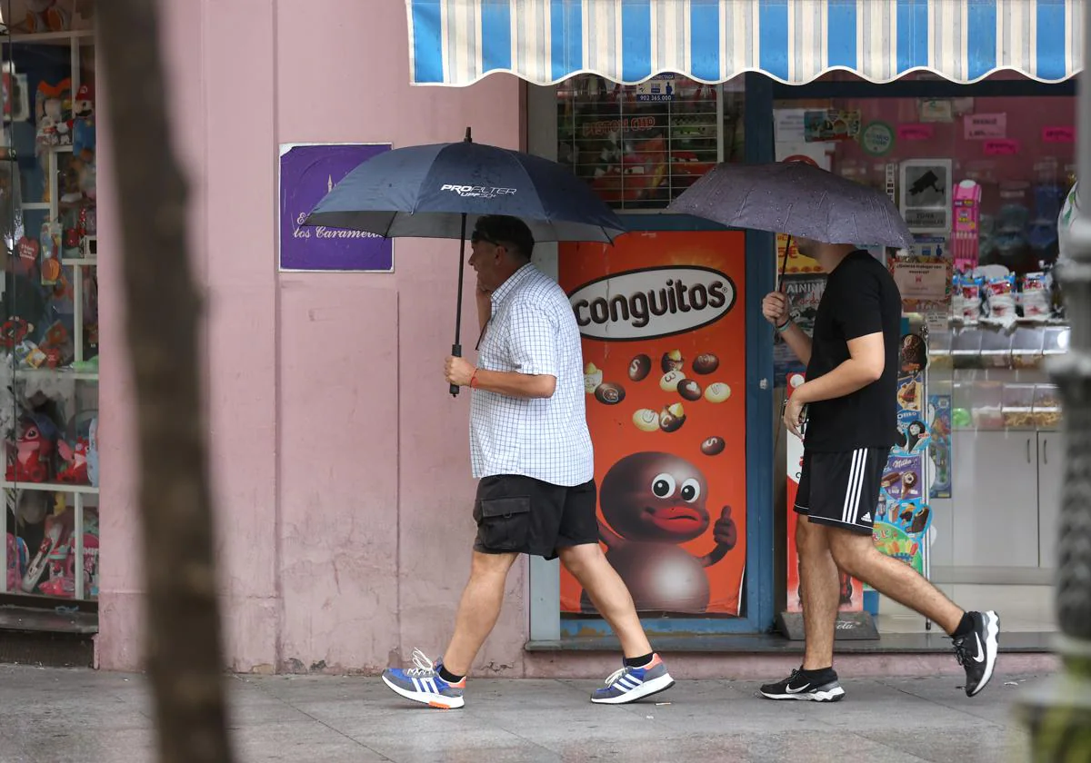 Dos personas se protegen en el Centro de la lluvia