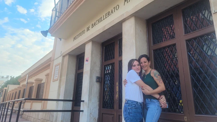 Sandra Sánchez junto a su hija María en la entrada del IES Manuel Reina de Puente Genil