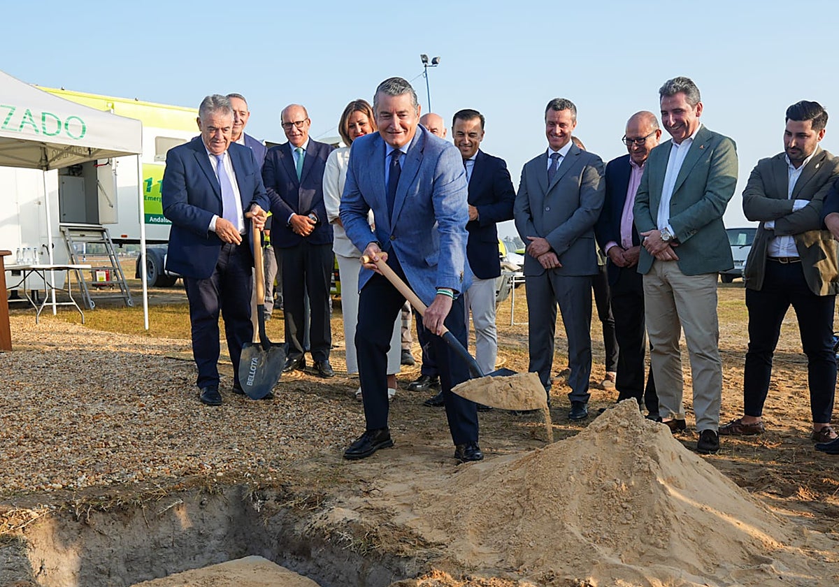 Antonio Sanz, echa una palada de arena en el acto de colocación de la primera piedra
