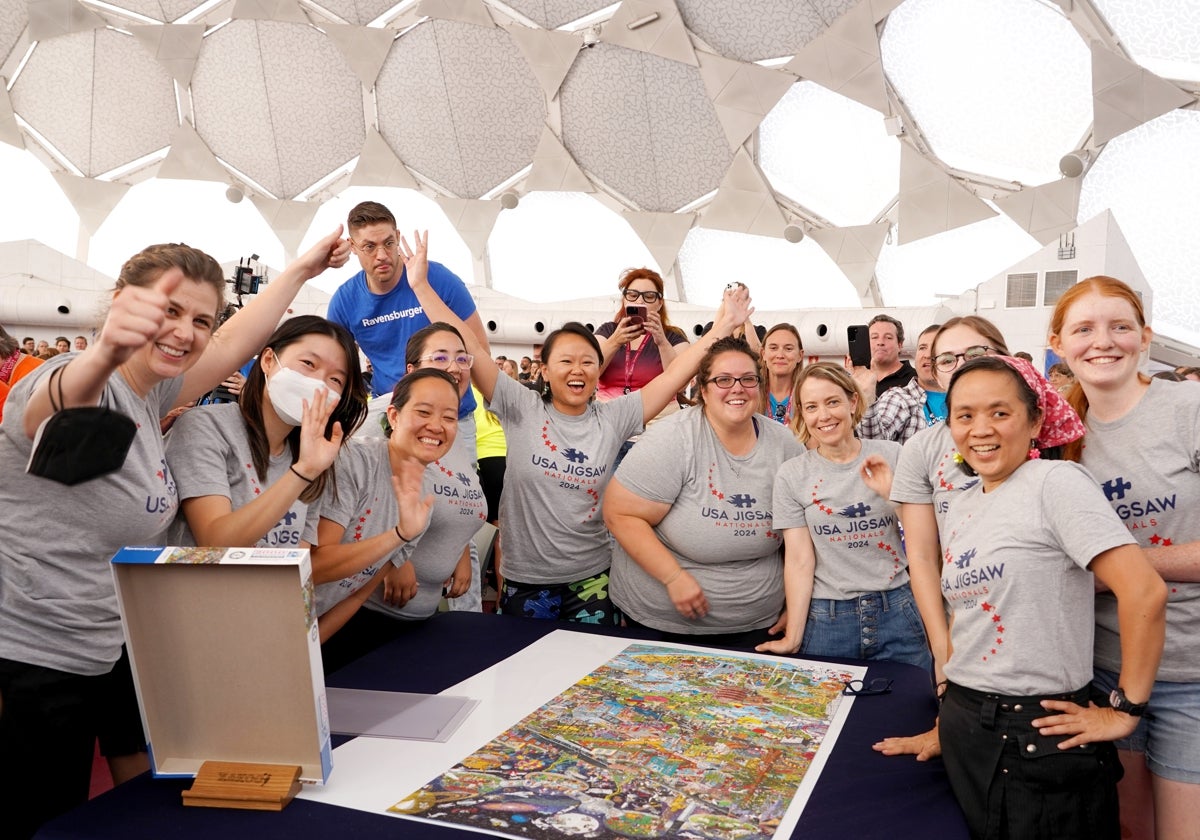 Equipo estadounidense del Campeonato del Mundo de Puzzles, pletórico tras resolver el puzzle.