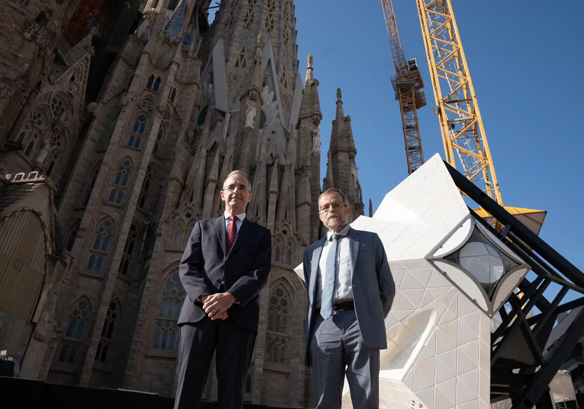 El director general de la Junta Constructora, Xavier Martínez, y el arquitecto director de la Sagrada Familia, Jordi Faulí, este jueves en Barcelona.