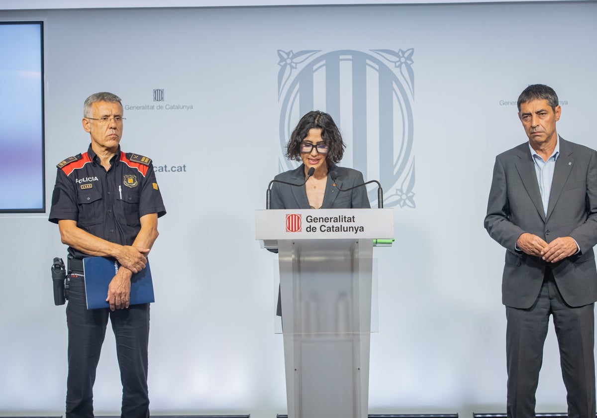 El jefe de los Mossos, Miquel Esquius,; la consejera de Interior, Núria Parlon y el director de la Policía, Josep Lluís Trapero