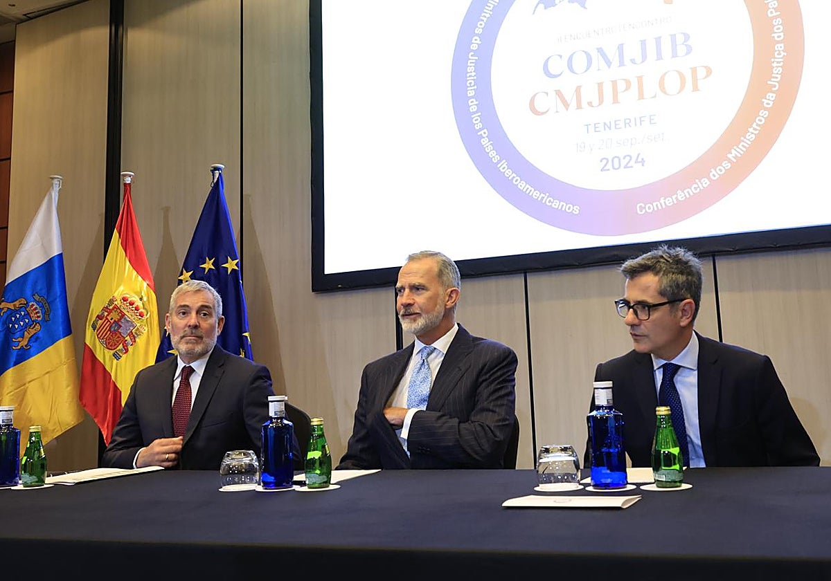 El Rey, entre Fernando Clavijo y Félix Bolaños