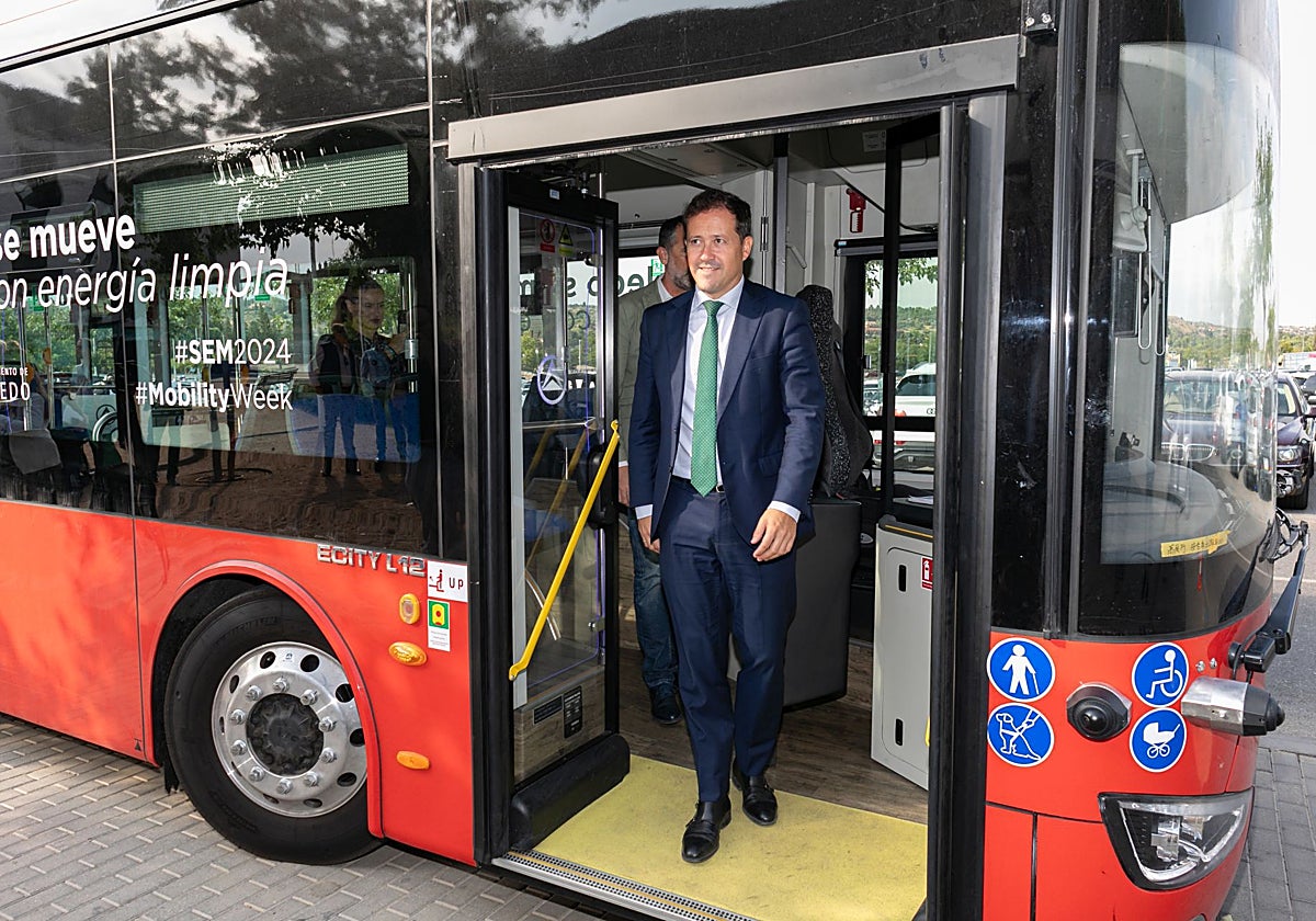 El alcalde, Carlos Velázquez, en un modelo de los nuevos autobuses, que no serán rojos
