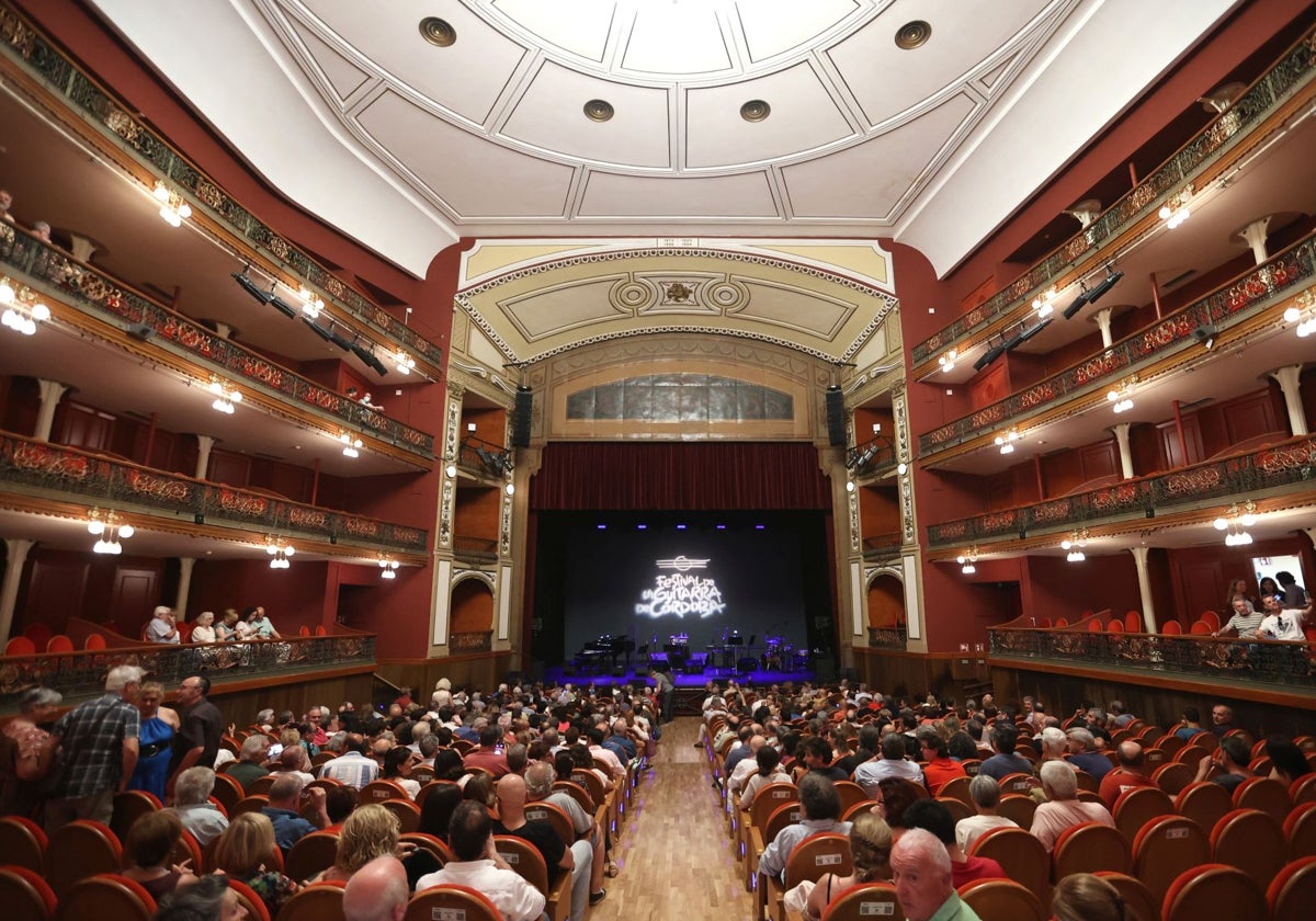 Espectadores en un concierto del Festival de la Guitarra de Córdoba en el Gran Teatro