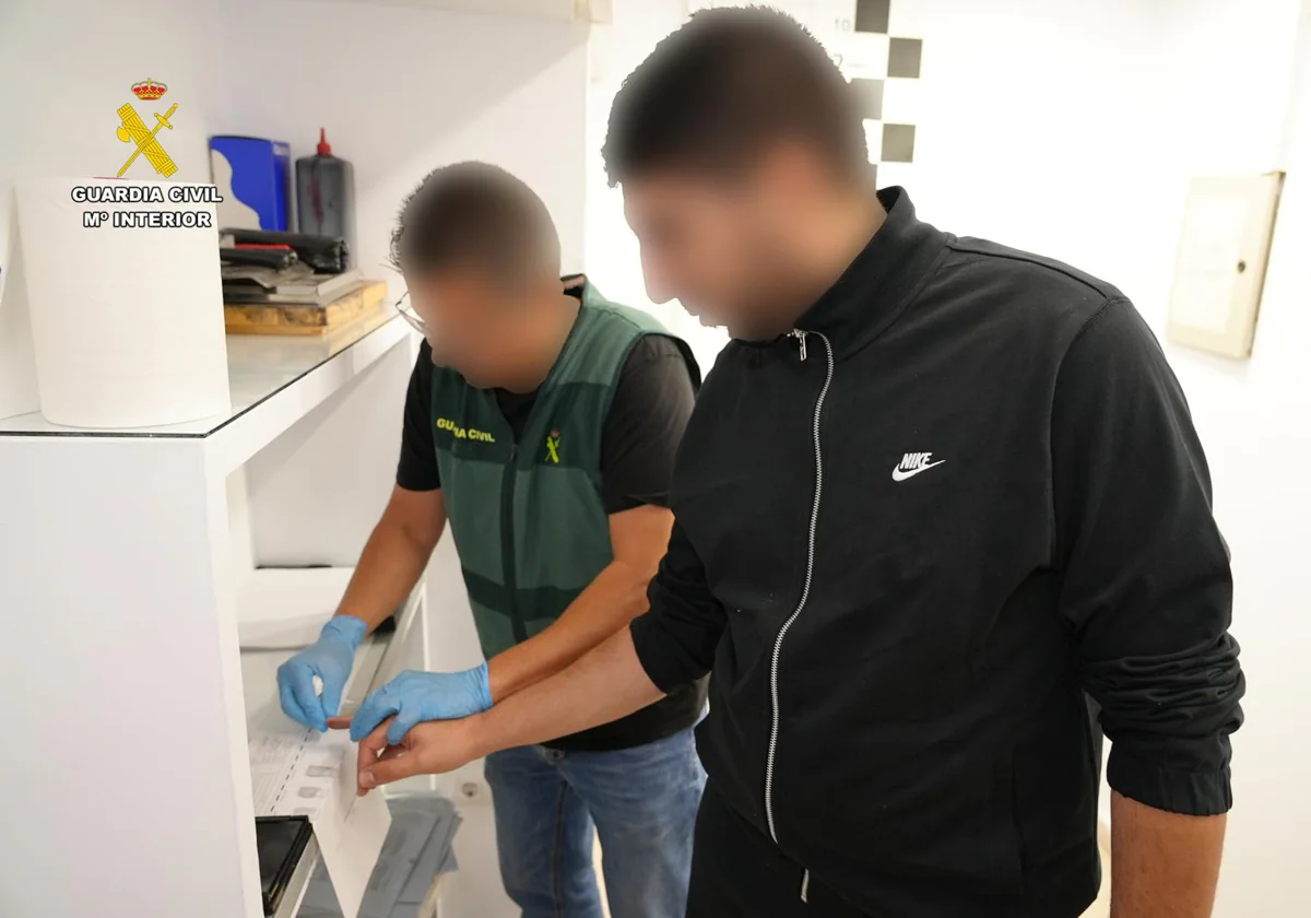 El detenido durante la toma de huellas por parte de la Guardia Civil