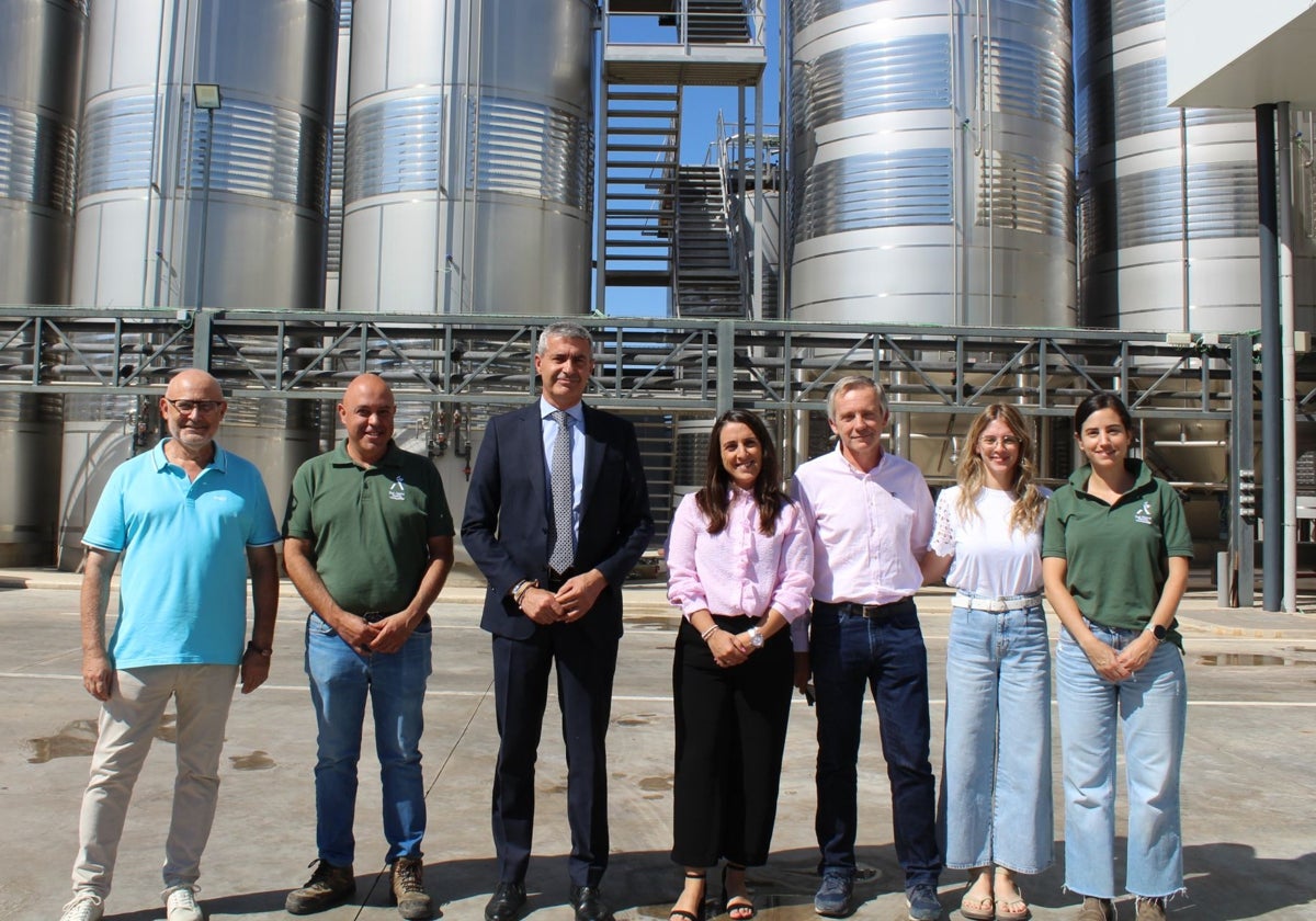 El delegado de la Junta en Toledo, Álvaro Gutiérrez, ha visitado 'Vinumancha' en Madridejos (Toledo)