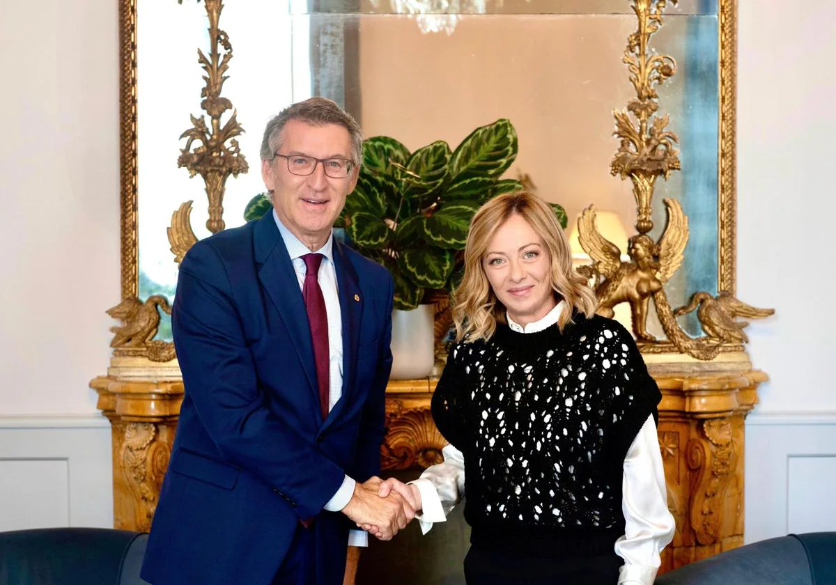 Feijóo y Meloni se saludan durante su reunión en Roma