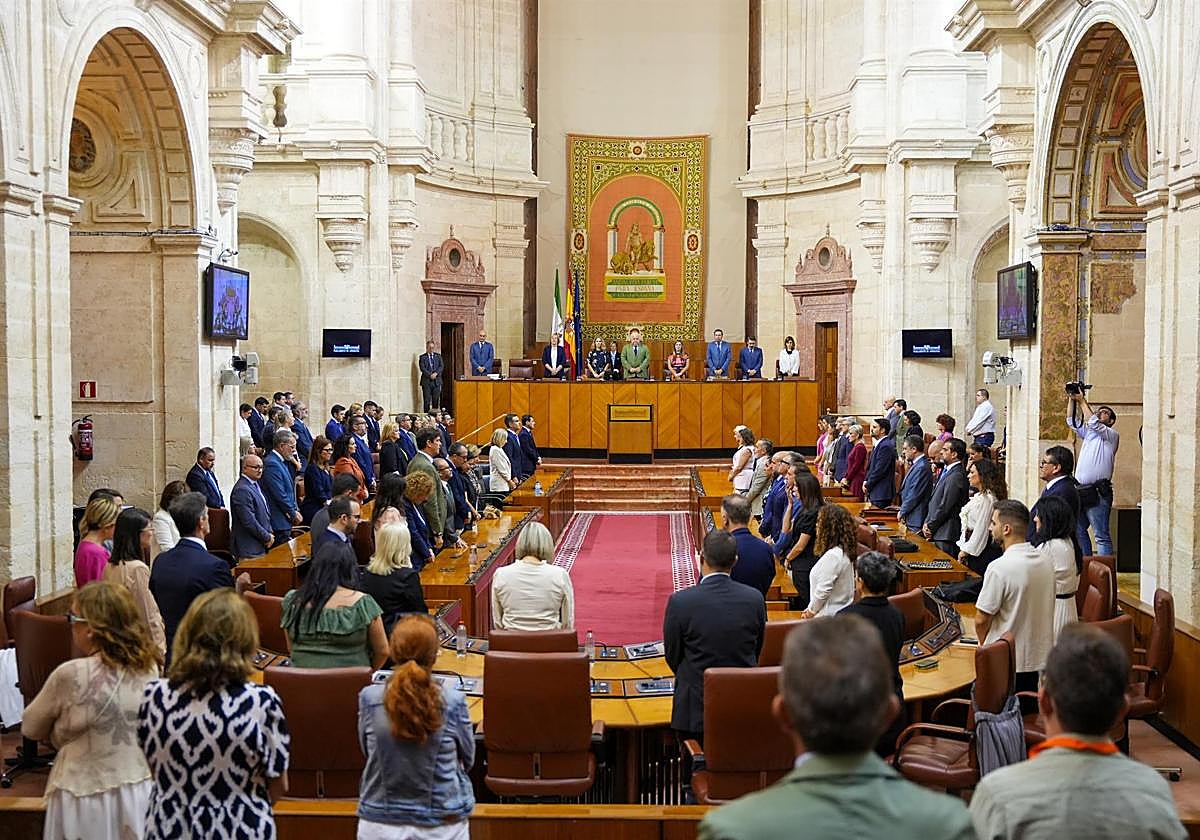 Minuto de silencio en el Parlamento andaluz en memoria de la diputada del PP por Sevilla María Díaz Cañete