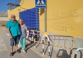 La angustia de un matrimonio septuagenario: su hogar destrozado por un coche en Puente Genil hace 40 días