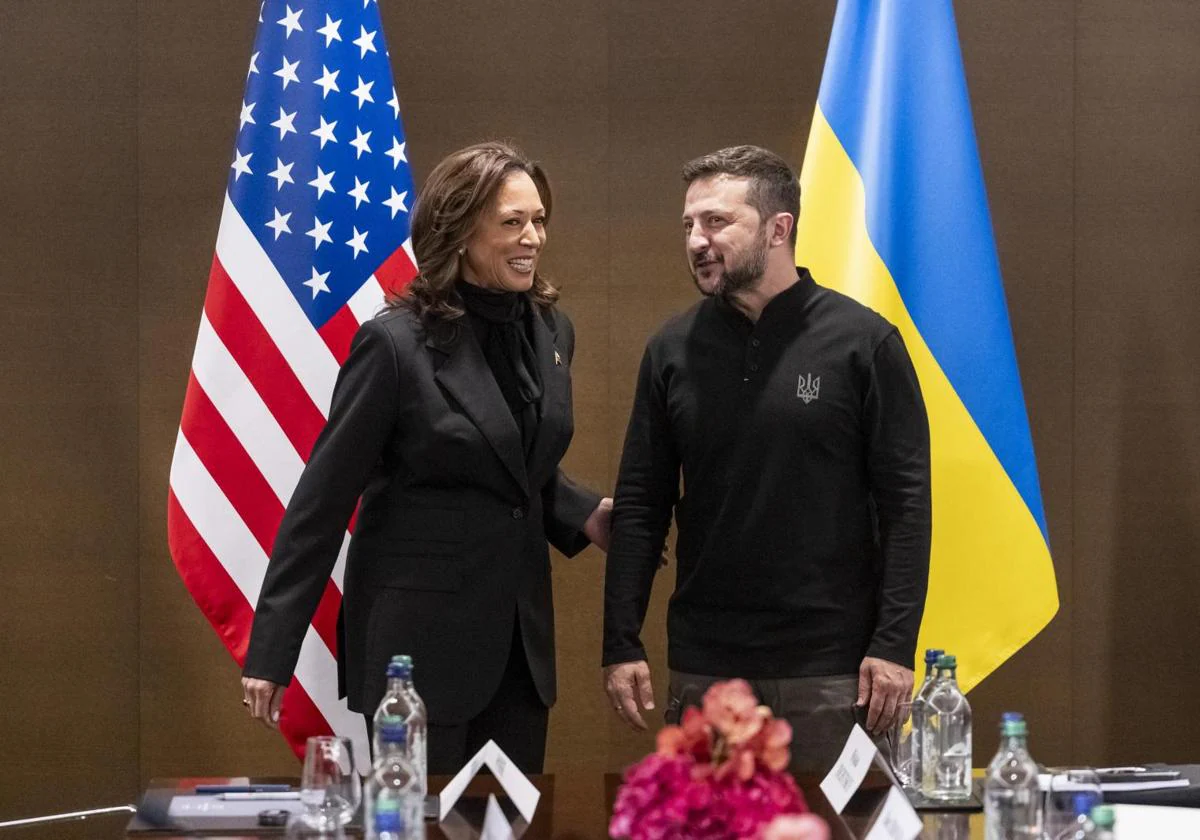 La vicepresidenta estadounidense Kamala Harris es recibida por el presidente ucraniano Volodymyr Zelensky antes de una reunión bilateral durante la Cumbre sobre la Paz en Ucrania