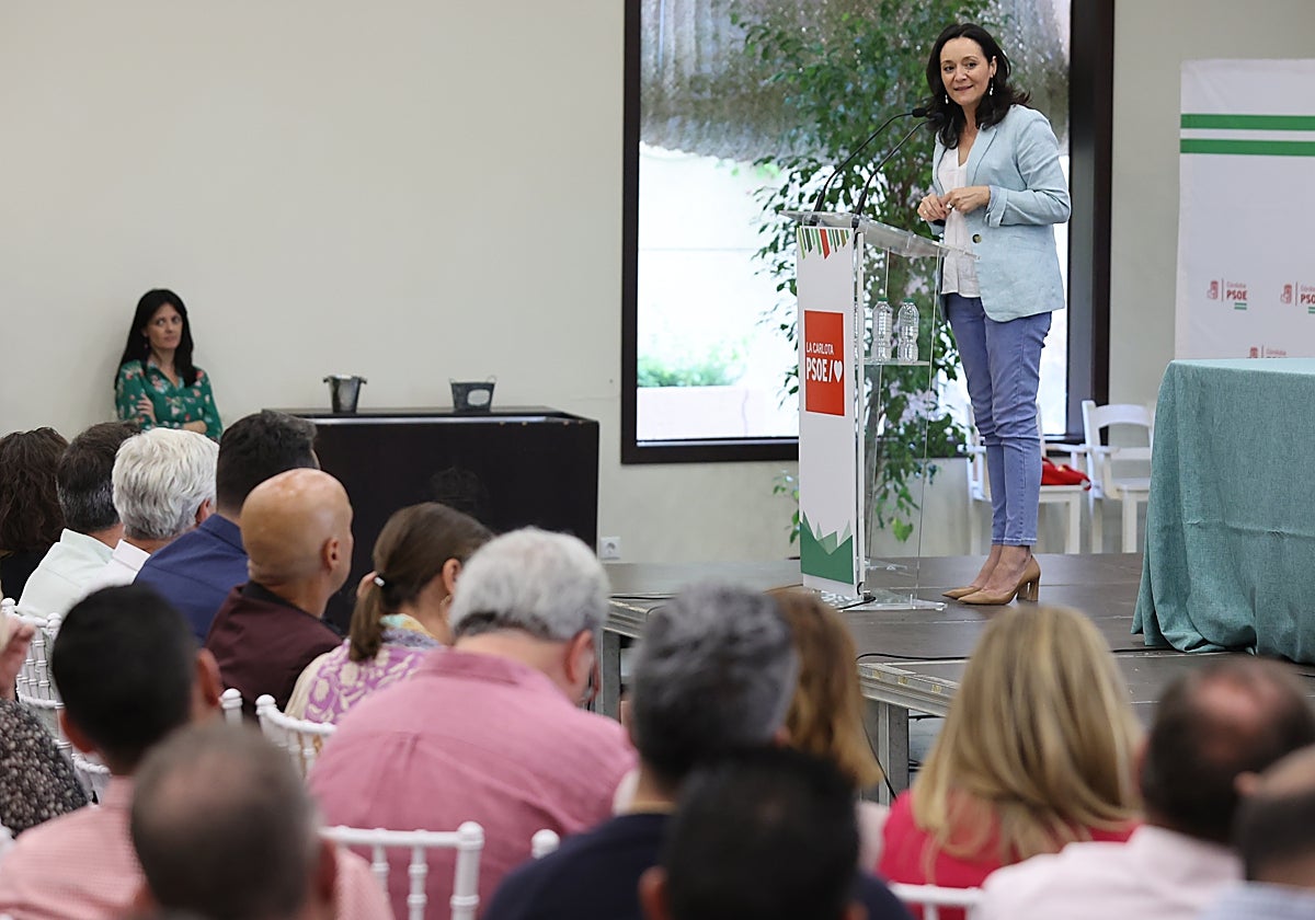 La secretaria general del PSOE cordobés Rafi Crespín en una reunión en La Carlota